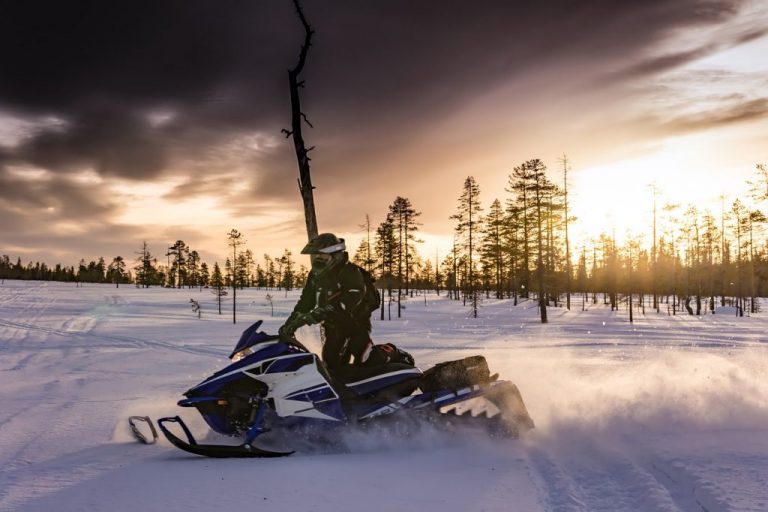 snowmobiles-2035500_1280-1024x682